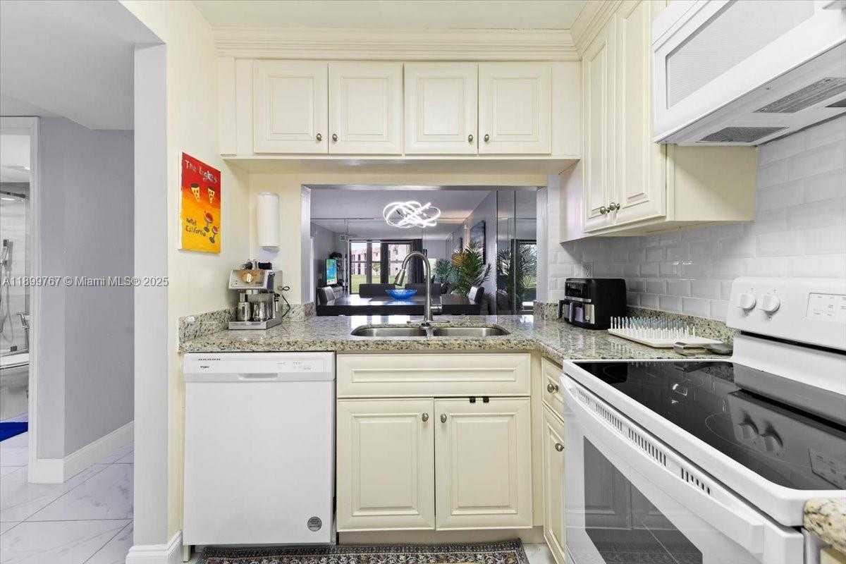 Small Image of 10402 SUNRISE LAKES BLVD #103, Sunrise Number 6