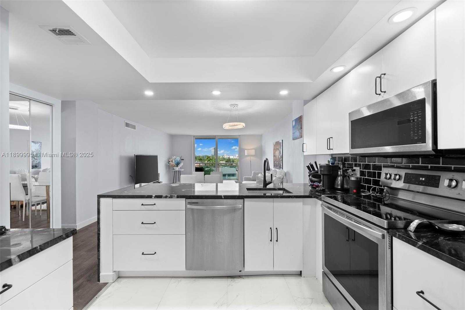 Small Image of 437 GOLDEN ISLES DR #5J, Hallandale Beach Number 10