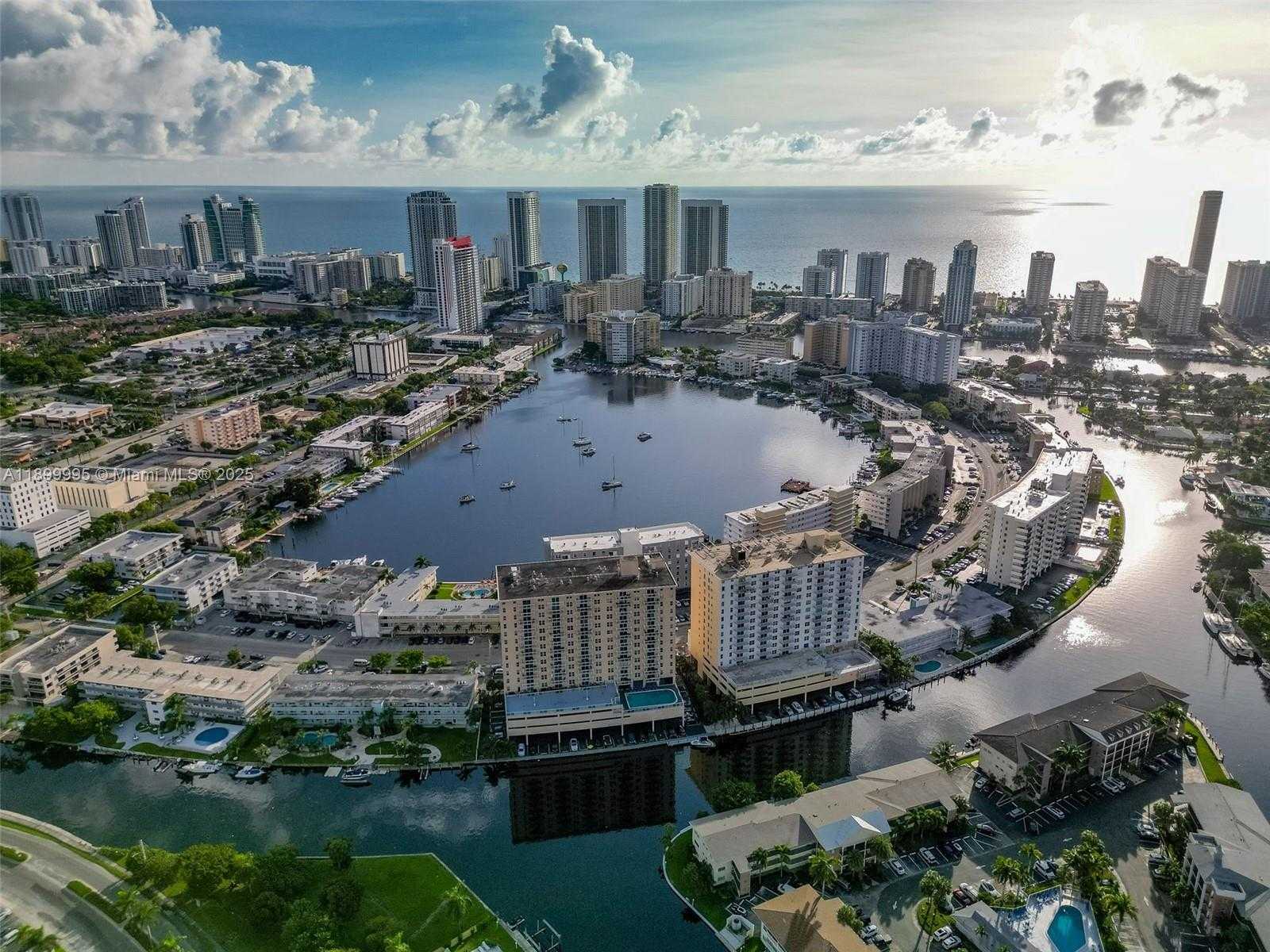 Small Image of 437 GOLDEN ISLES DR #5J, Hallandale Beach Number 3