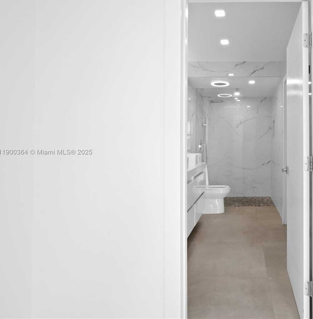 Small Image of 3675 NORTH COUNTRY CLUB DR #2008, Aventura Number 31