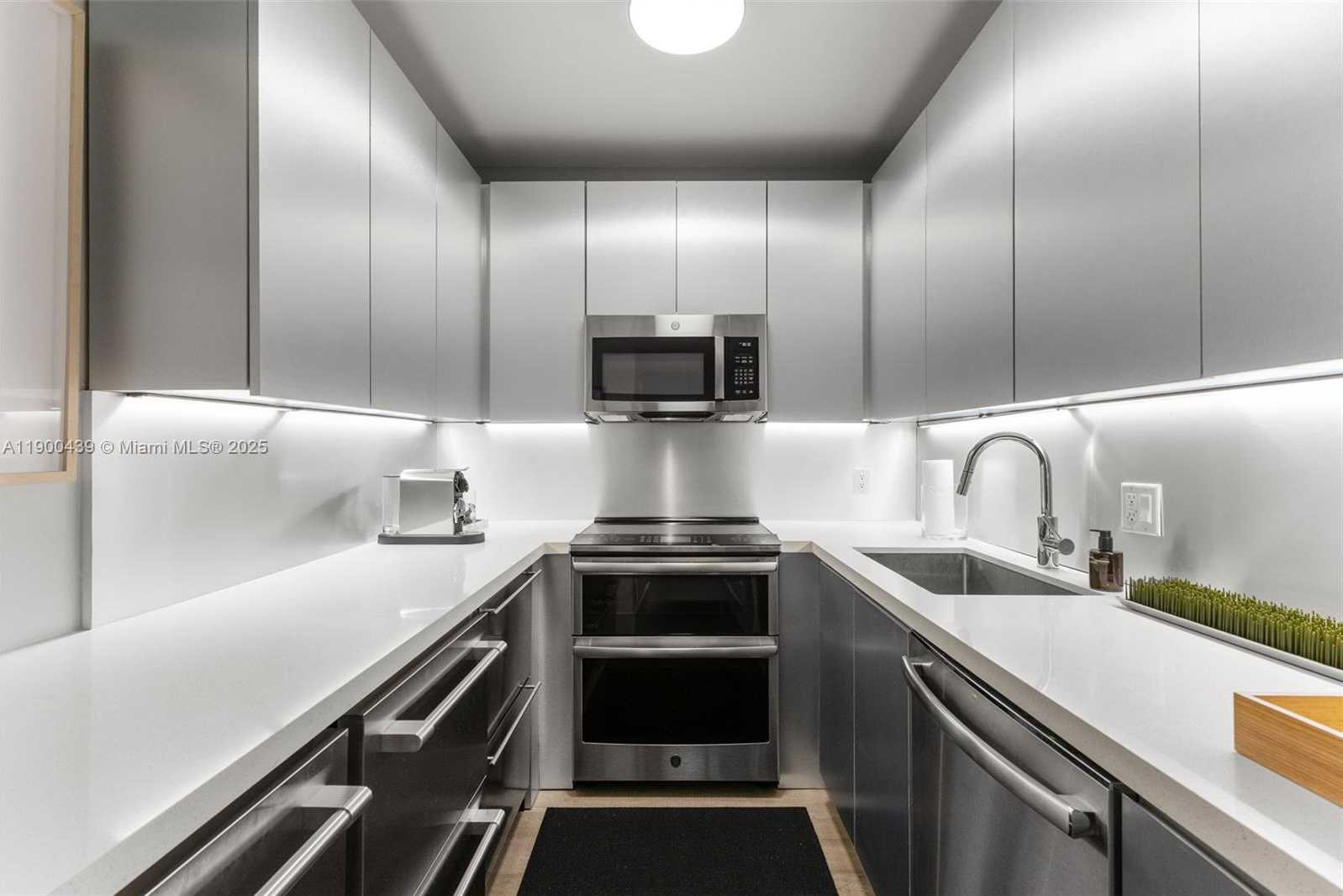 Small Image of 800 WEST AVE #PH22, Miami Beach Number 25