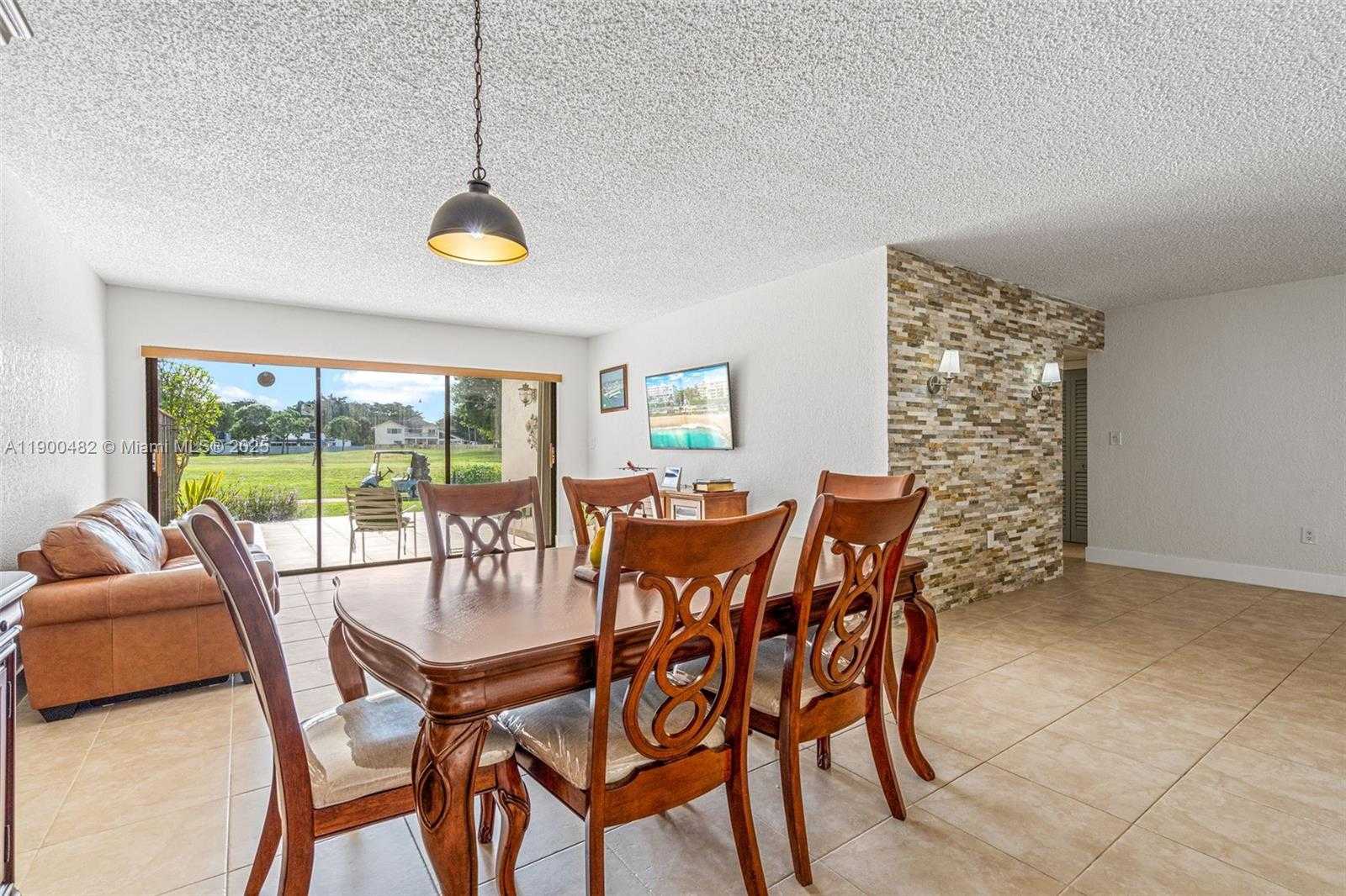 Small Image of 19435 EAST LAKE DR, Hialeah Number 18