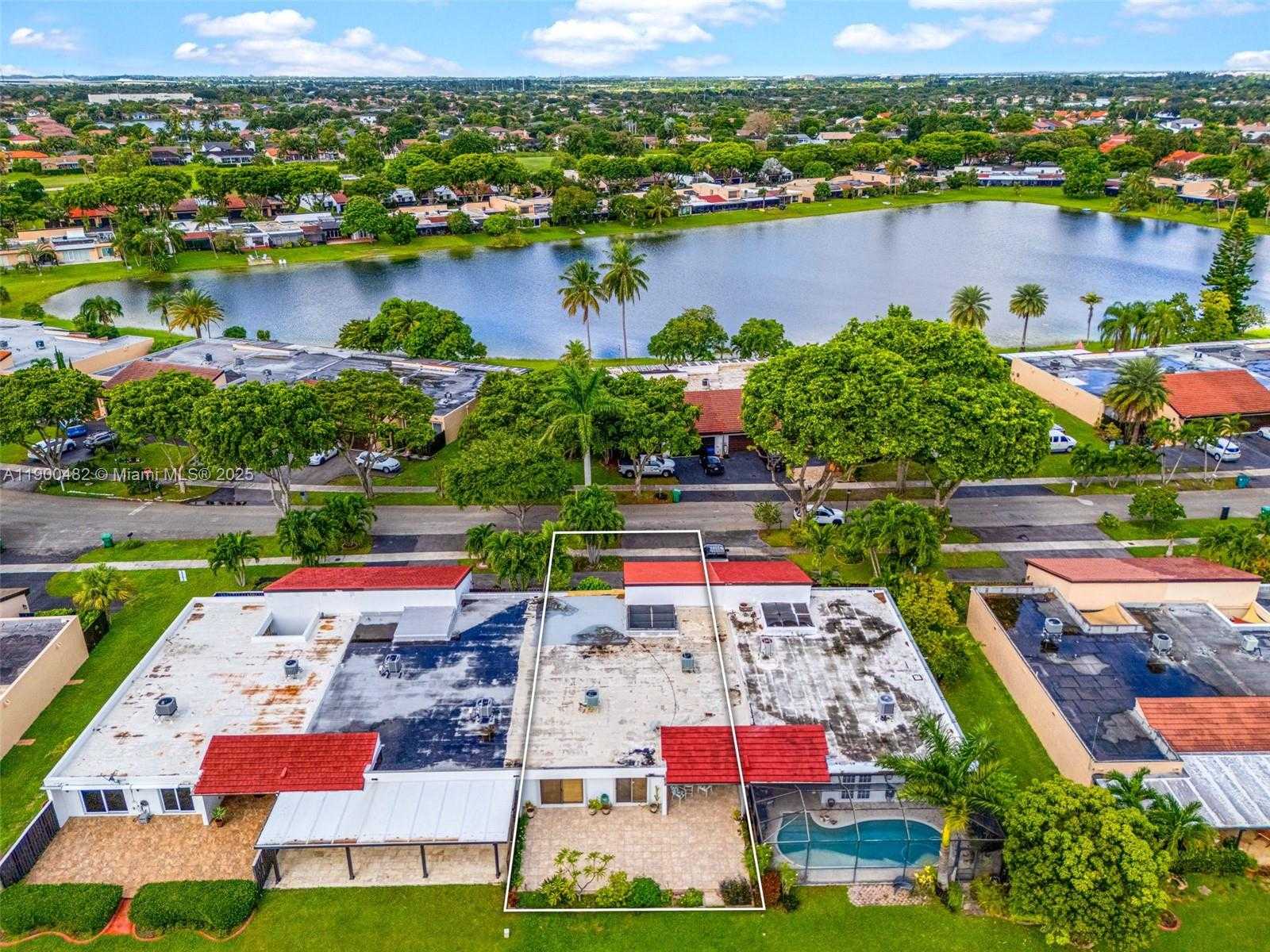 Small Image of 19435 EAST LAKE DR, Hialeah Number 29