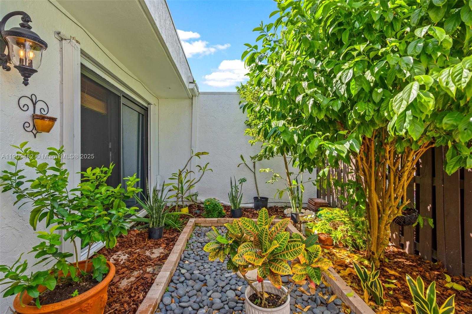 Small Image of 19435 EAST LAKE DR, Hialeah Number 6