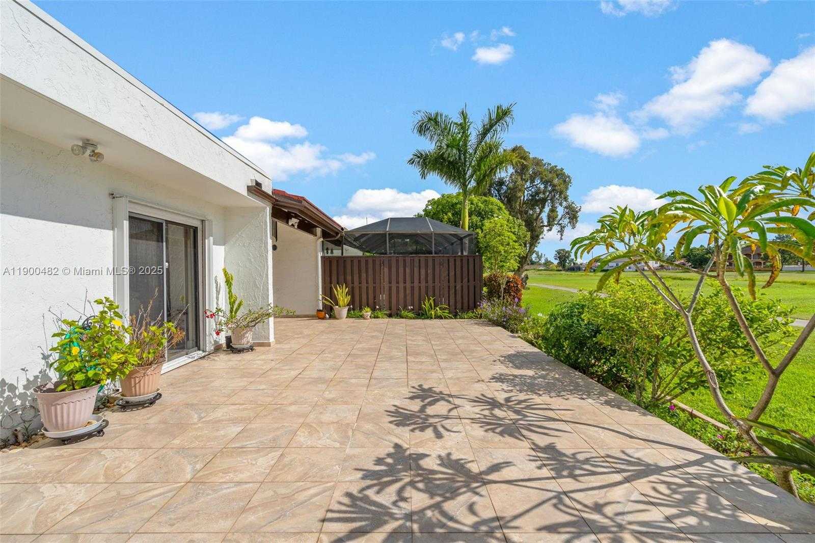 Small Image of 19435 EAST LAKE DR, Hialeah Number 9