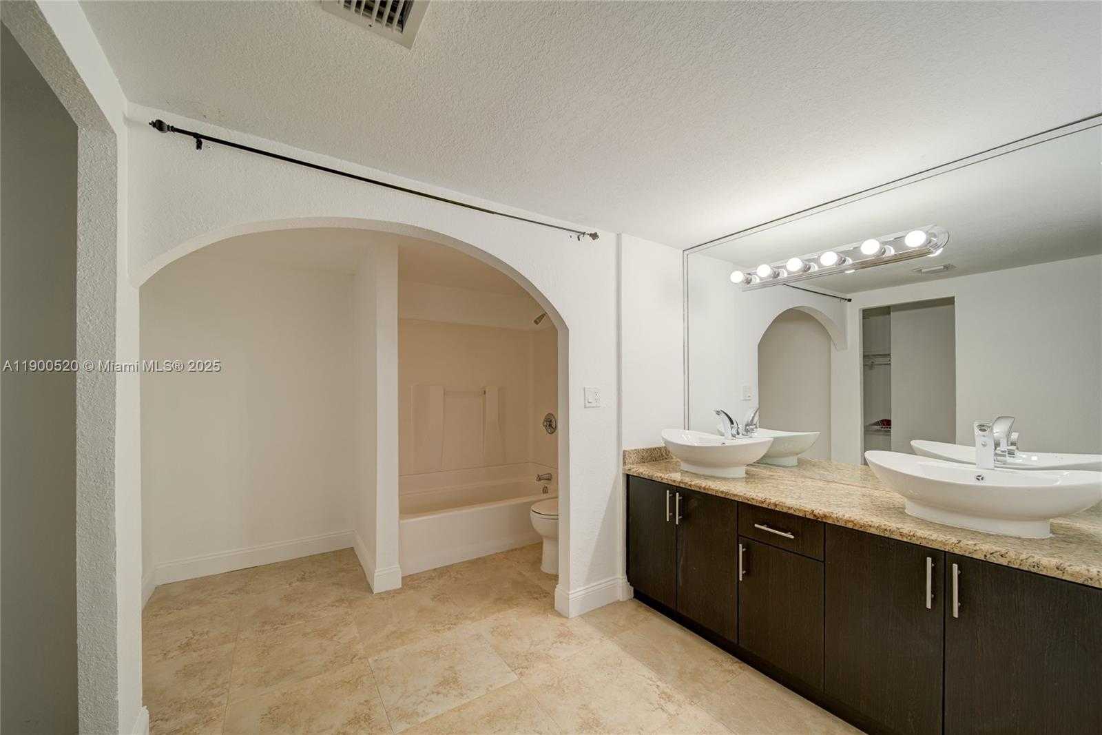 Small Image of 100 BAYVIEW DR #214, Sunny Isles Beach Number 14