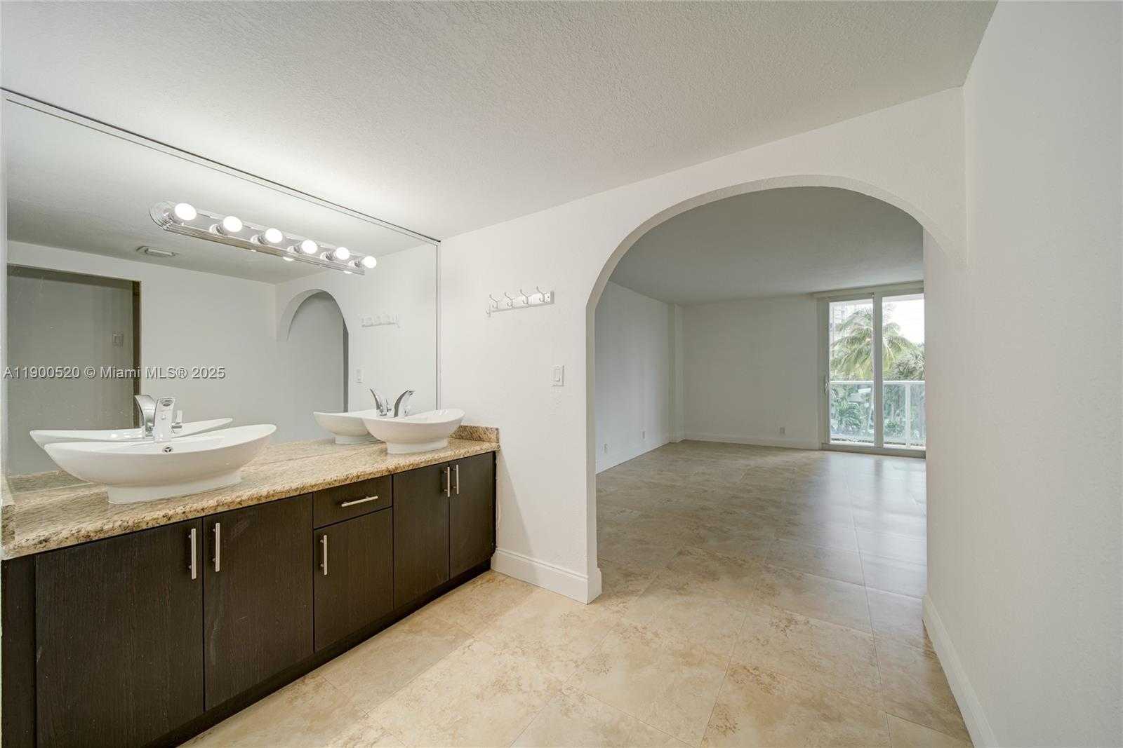 Small Image of 100 BAYVIEW DR #214, Sunny Isles Beach Number 15