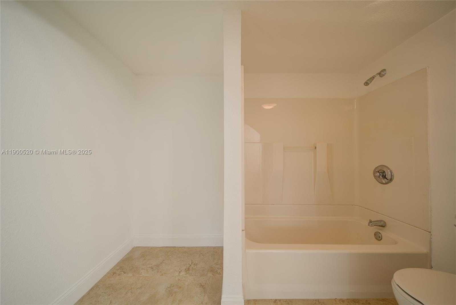 Small Image of 100 BAYVIEW DR #214, Sunny Isles Beach Number 16