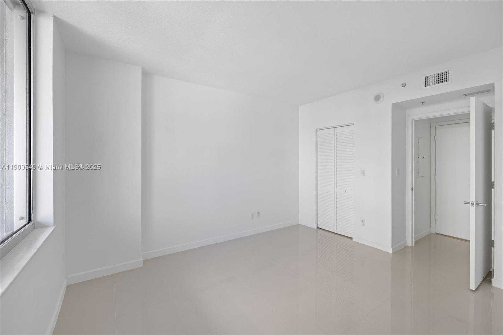 Small Image of 335 Biscayne Blvd, Miami, FL 33132, USA Number 17