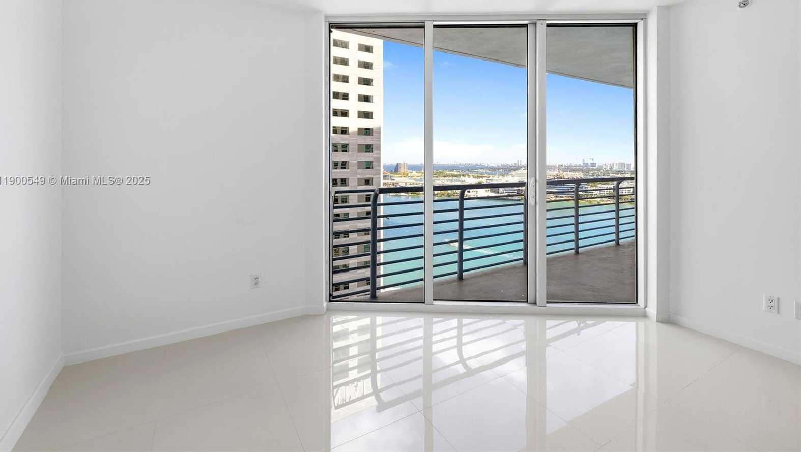 Small Image of 335 Biscayne Blvd, Miami, FL 33132, USA Number 2