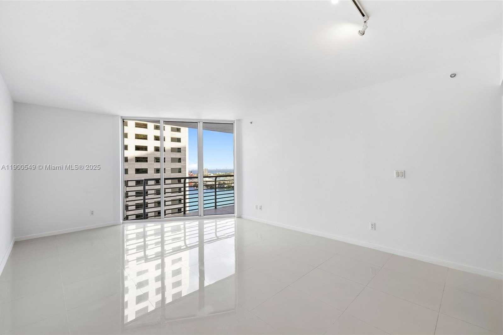 Small Image of 335 Biscayne Blvd, Miami, FL 33132, USA Number 3