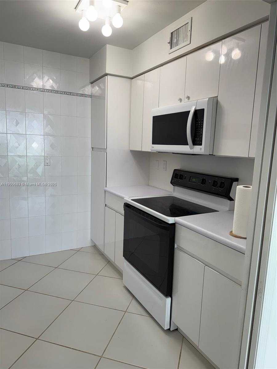 Small Image of 100 BAYVIEW DR #1902, Sunny Isles Beach Number 6