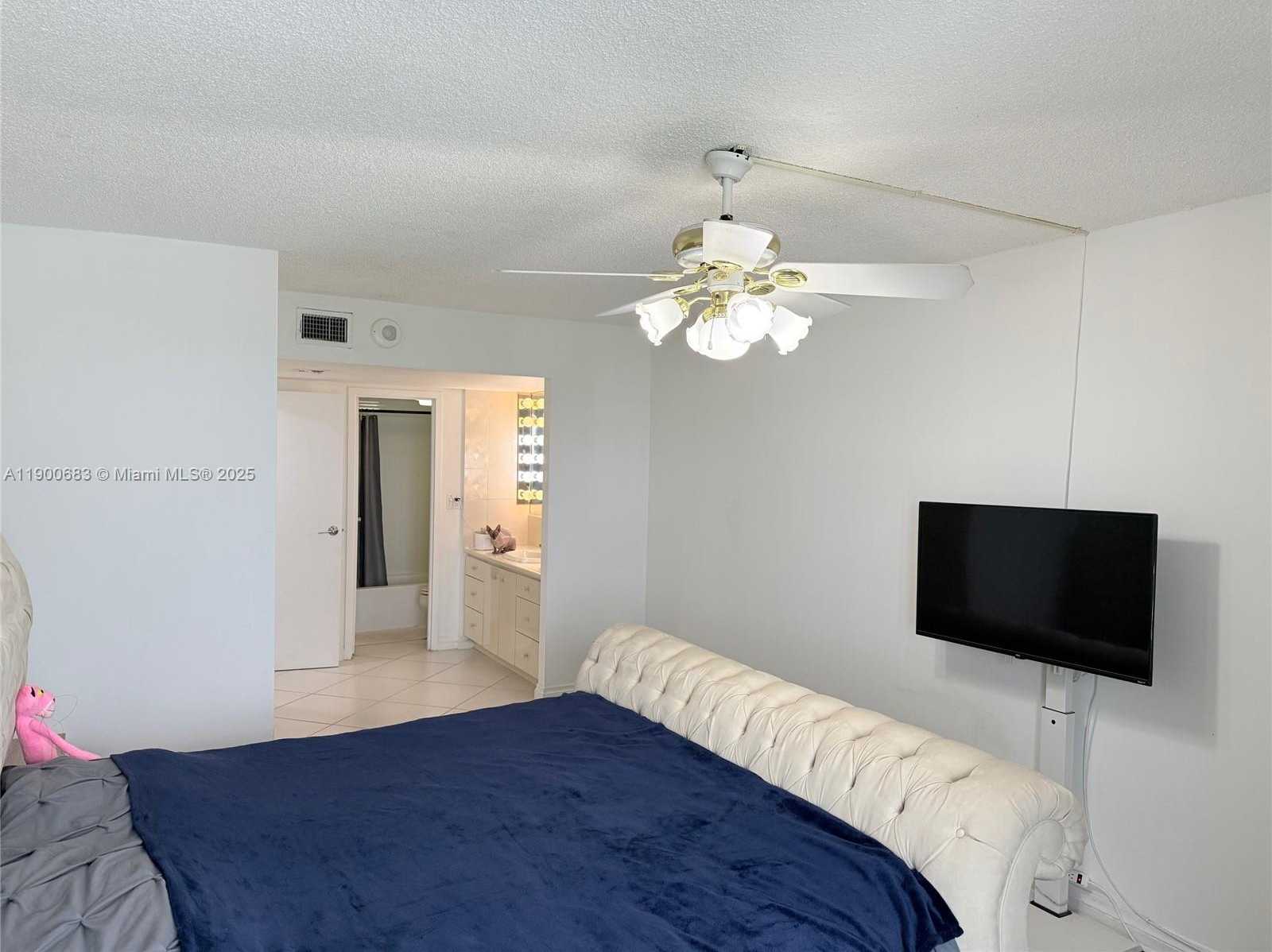 Small Image of 100 BAYVIEW DR #1902, Sunny Isles Beach Number 8