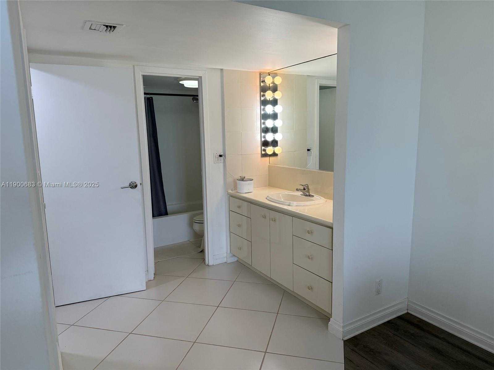 Small Image of 100 BAYVIEW DR #1902, Sunny Isles Beach Number 9