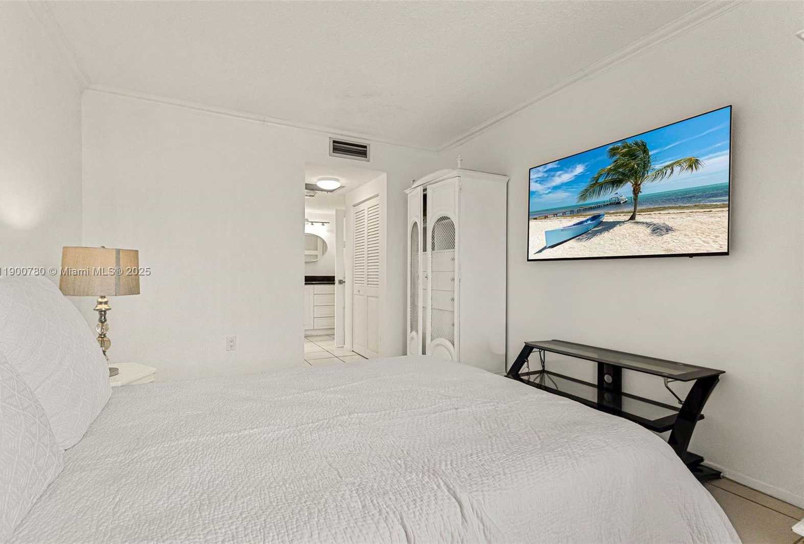 Small Image of 300 BAYVIEW DR #509, Sunny Isles Beach Number 15