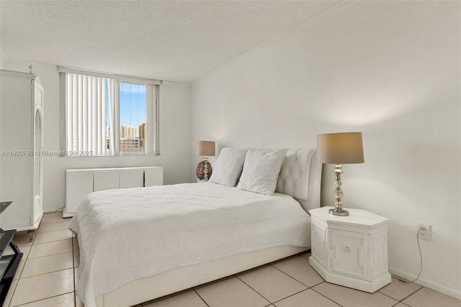 Small Image of 300 BAYVIEW DR #509, Sunny Isles Beach Number 16