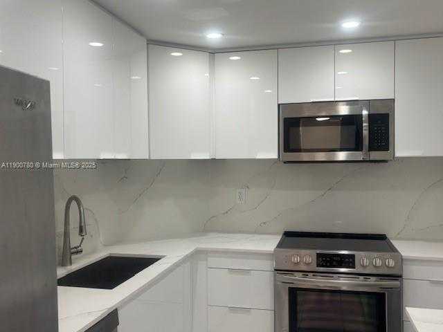 Small Image of 300 BAYVIEW DR #509, Sunny Isles Beach Number 5