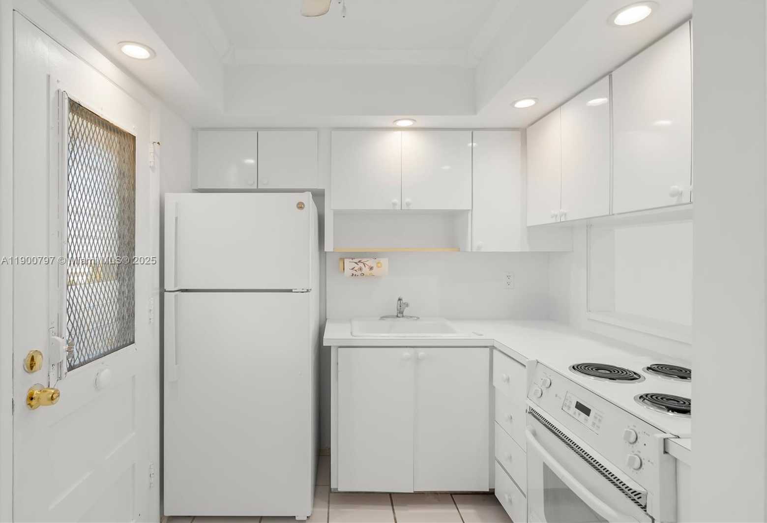 Small Image of 2910 POINT EAST DR #M412, Aventura Number 7