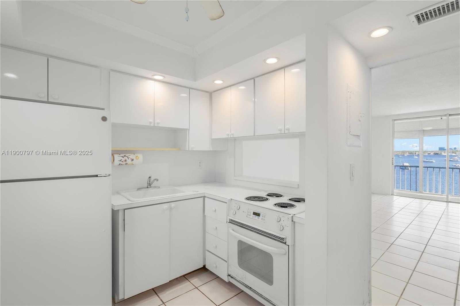 Small Image of 2910 POINT EAST DR #M412, Aventura Number 8