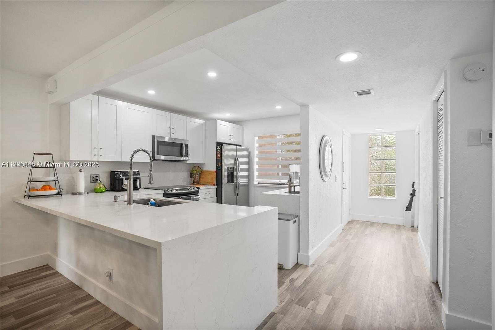 Small Image of 380 RACQUET CLUB RD #204, Weston Number 2