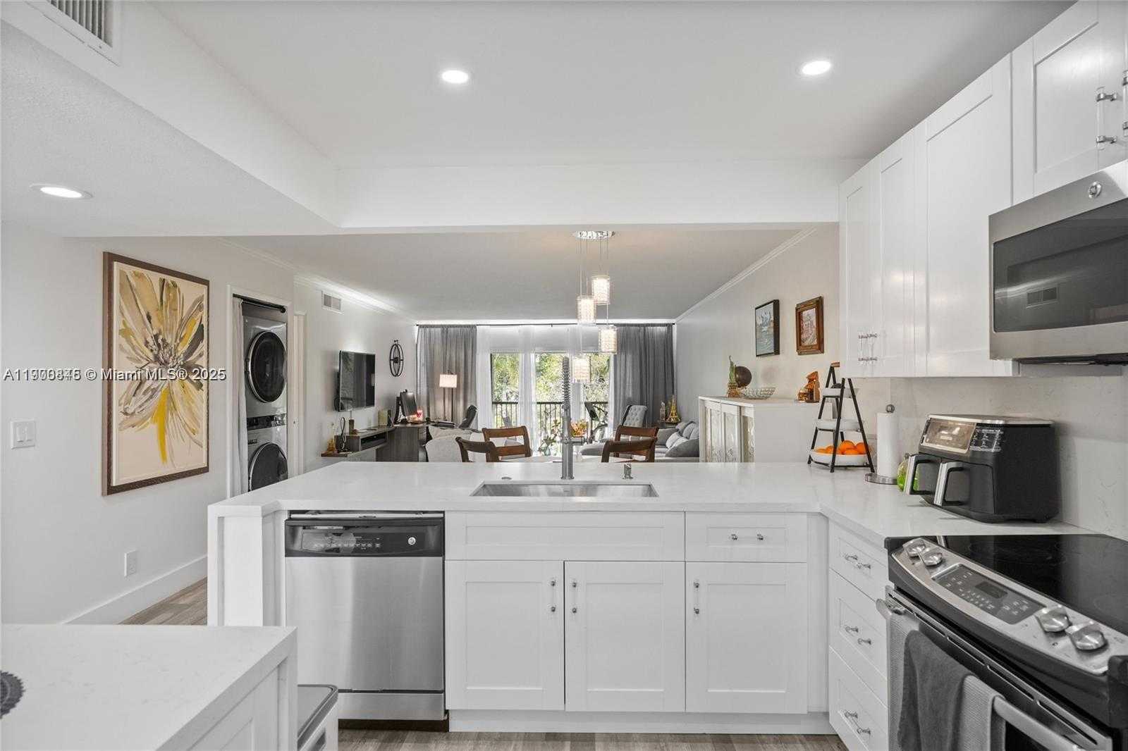 Small Image of 380 RACQUET CLUB RD #204, Weston Number 4
