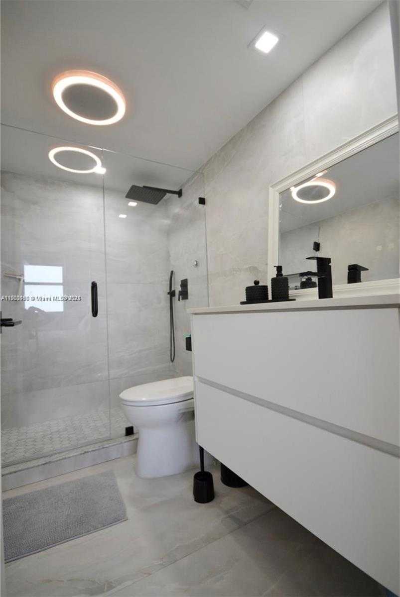 Small Image of 770 SOUTH CLAUGHTON ISLAND DR #1004, Miami Number 12