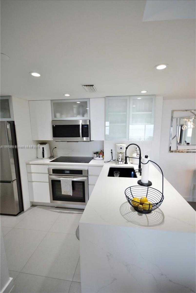 Small Image of 770 SOUTH CLAUGHTON ISLAND DR #1004, Miami Number 6