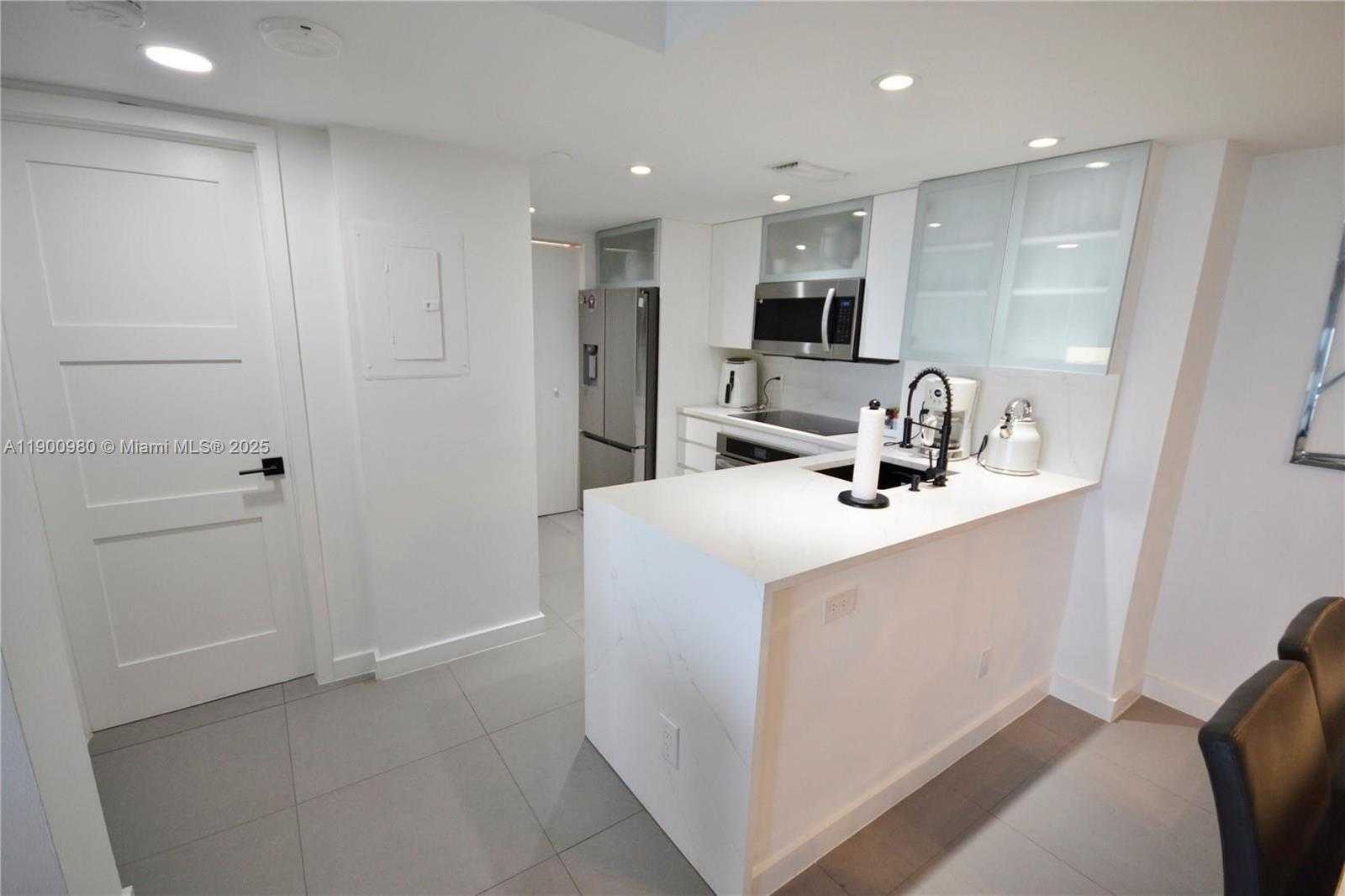 Small Image of 770 SOUTH CLAUGHTON ISLAND DR #1004, Miami Number 7