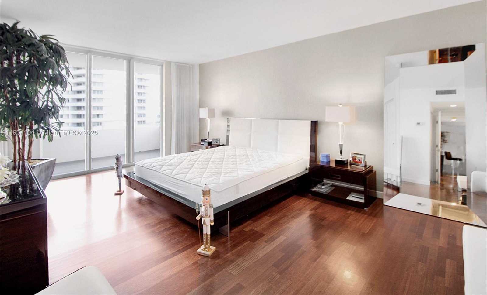 Small Image of 5600 COLLINS AVE #9E, Miami Beach Number 18