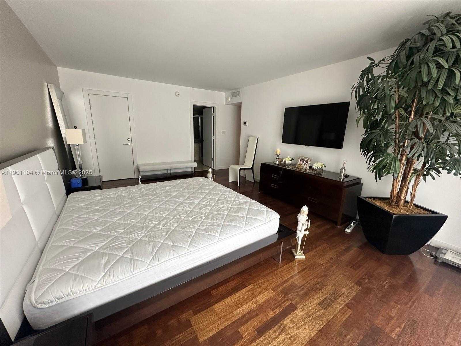 Small Image of 5600 COLLINS AVE #9E, Miami Beach Number 21