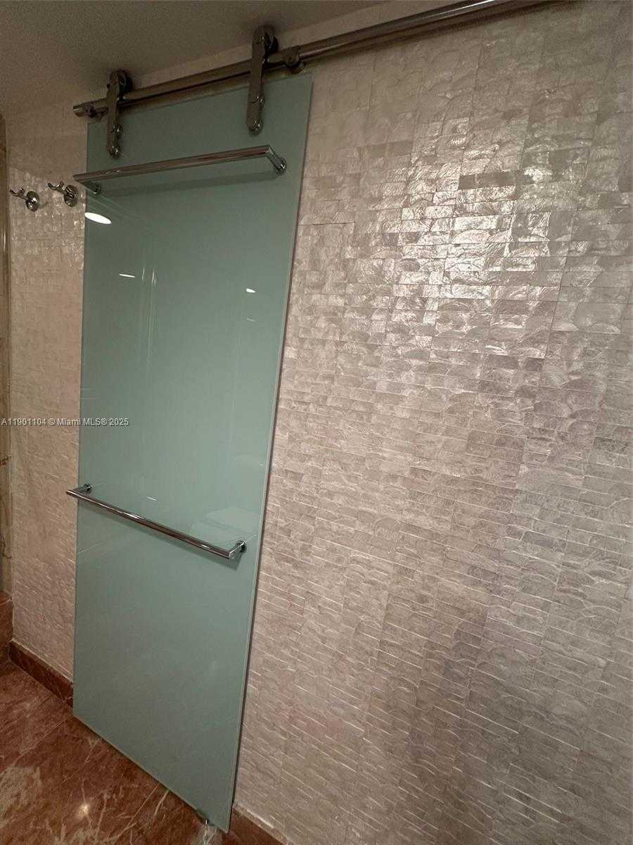 Small Image of 5600 COLLINS AVE #9E, Miami Beach Number 31