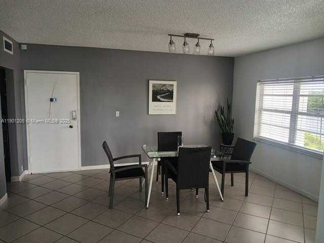Small Image of 500 BAYVIEW DR #321, Sunny Isles Beach Number 3