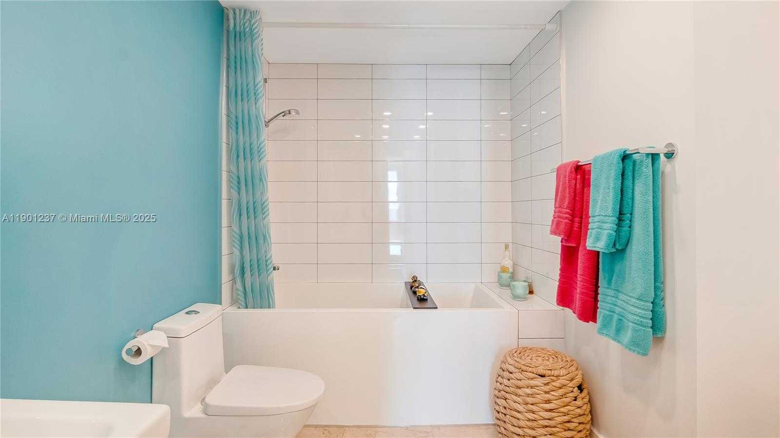 Small Image of 100 BAYVIEW DR #1807, Sunny Isles Beach Number 15