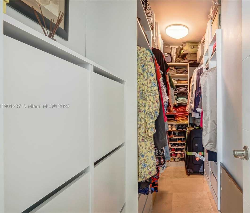 Small Image of 100 BAYVIEW DR #1807, Sunny Isles Beach Number 18