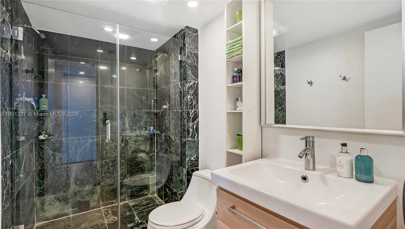 Small Image of 100 BAYVIEW DR #1807, Sunny Isles Beach Number 26