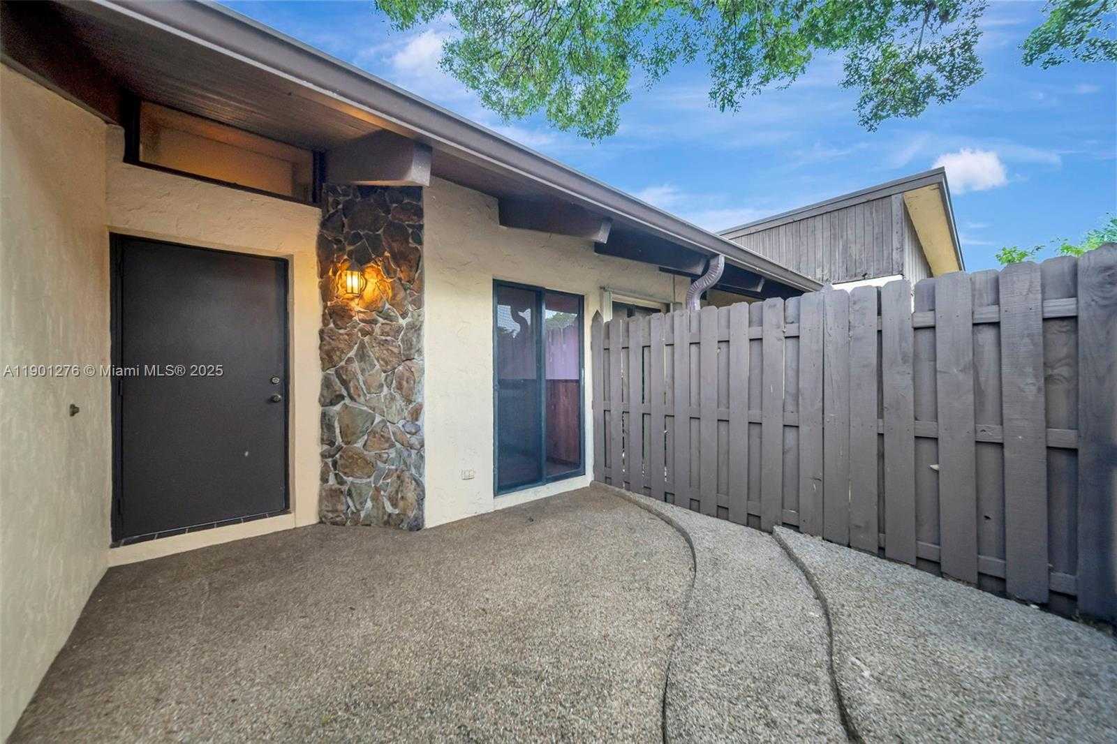 Small Image of 616 BRIARWOOD CIR, Hollywood Number 2