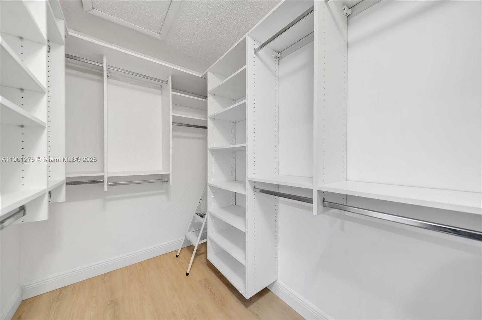 Small Image of 616 BRIARWOOD CIR, Hollywood Number 33
