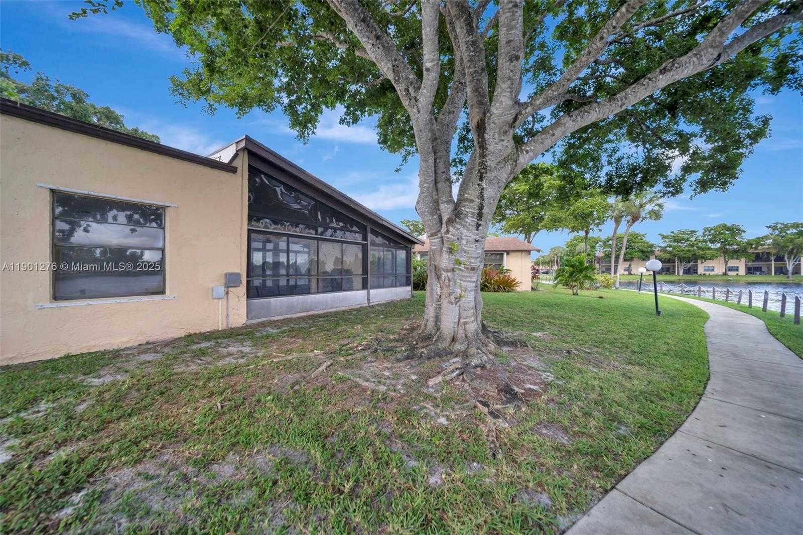 Small Image of 616 BRIARWOOD CIR, Hollywood Number 49