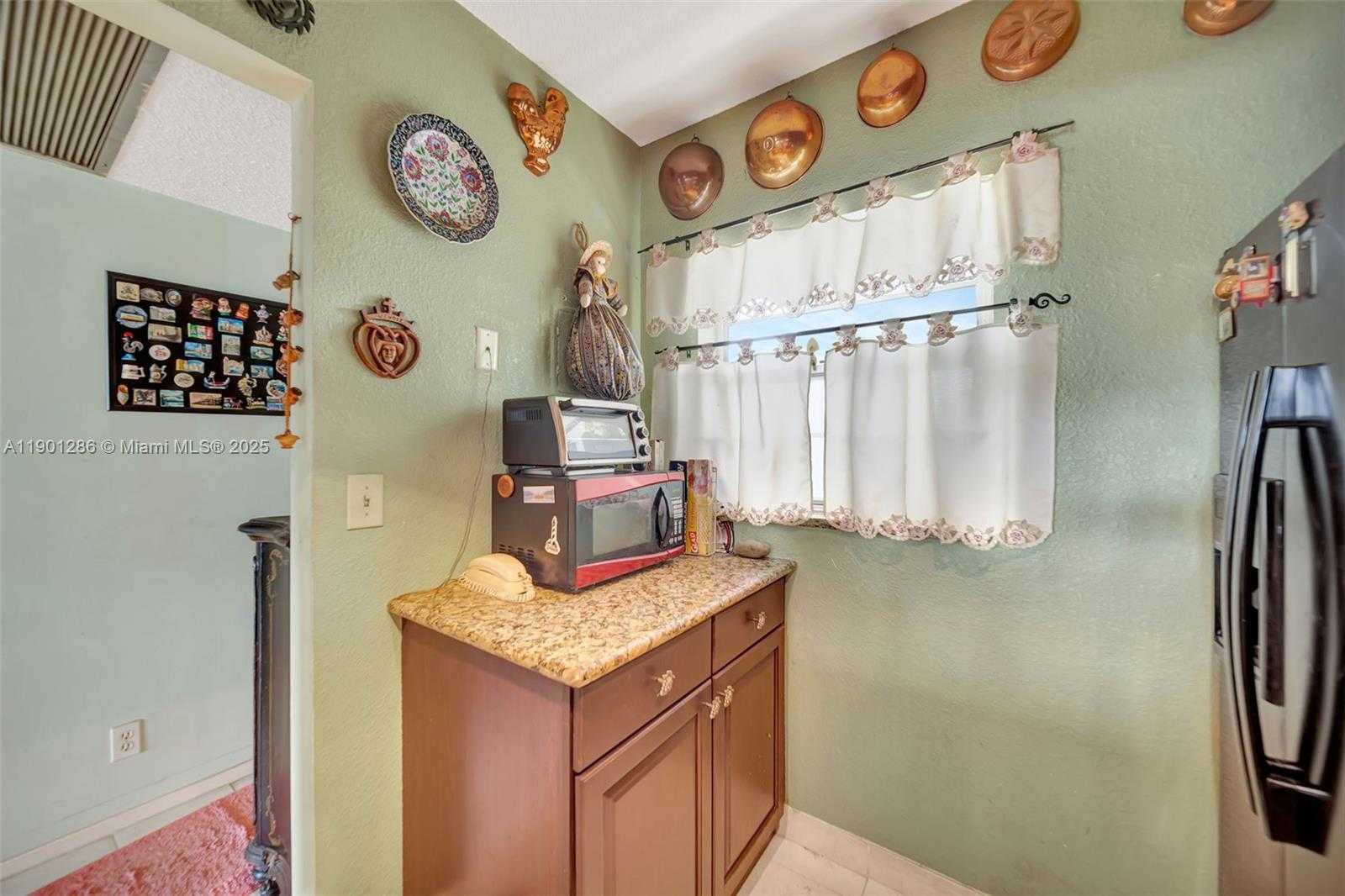 Small Image of 9230 LAGOON PL #309, Davie Number 13