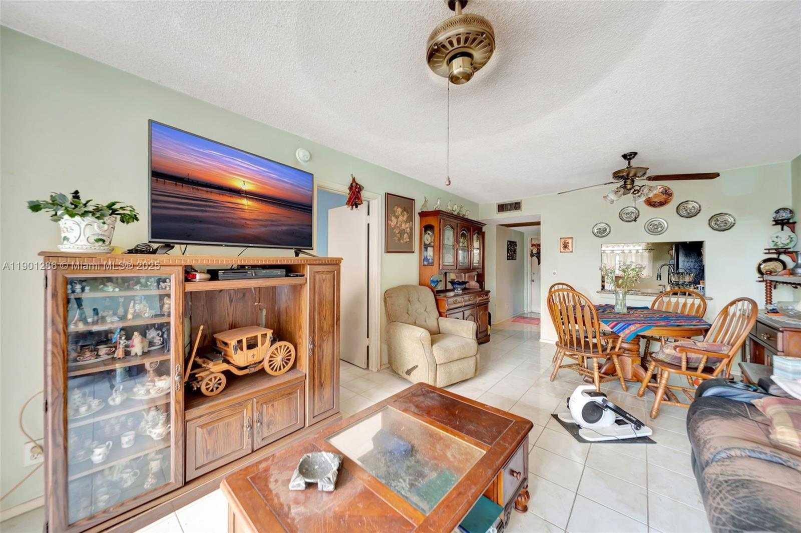 Small Image of 9230 LAGOON PL #309, Davie Number 2