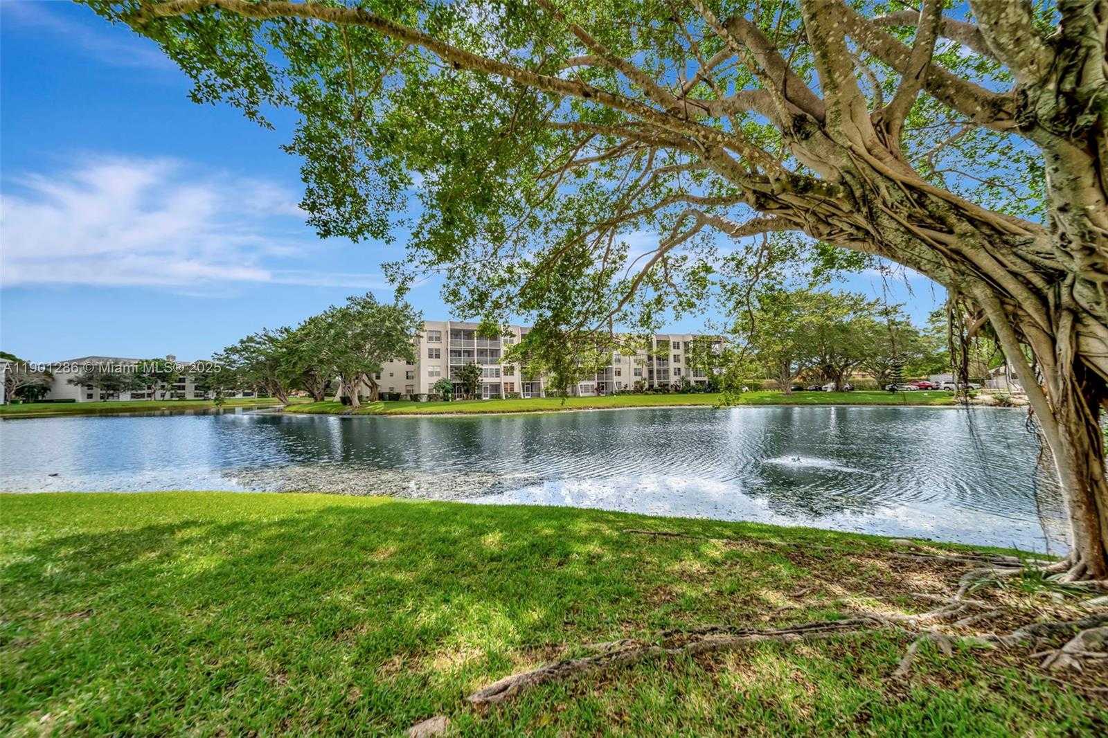 Small Image of 9230 LAGOON PL #309, Davie Number 29