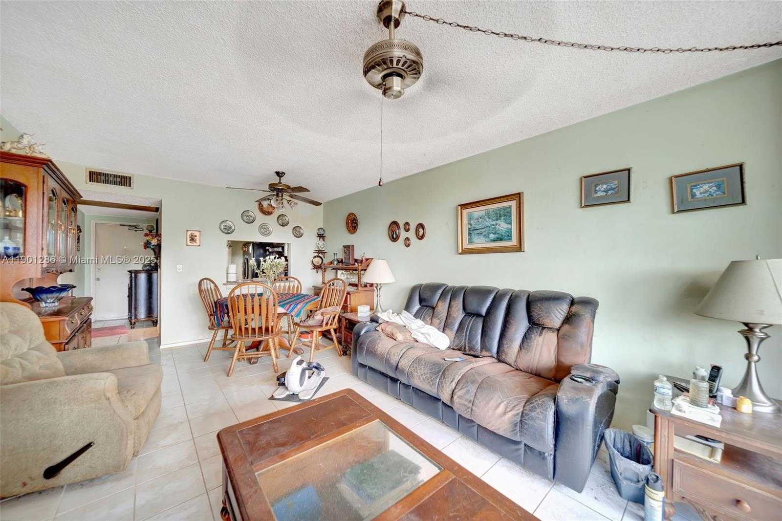 Small Image of 9230 LAGOON PL #309, Davie Number 3