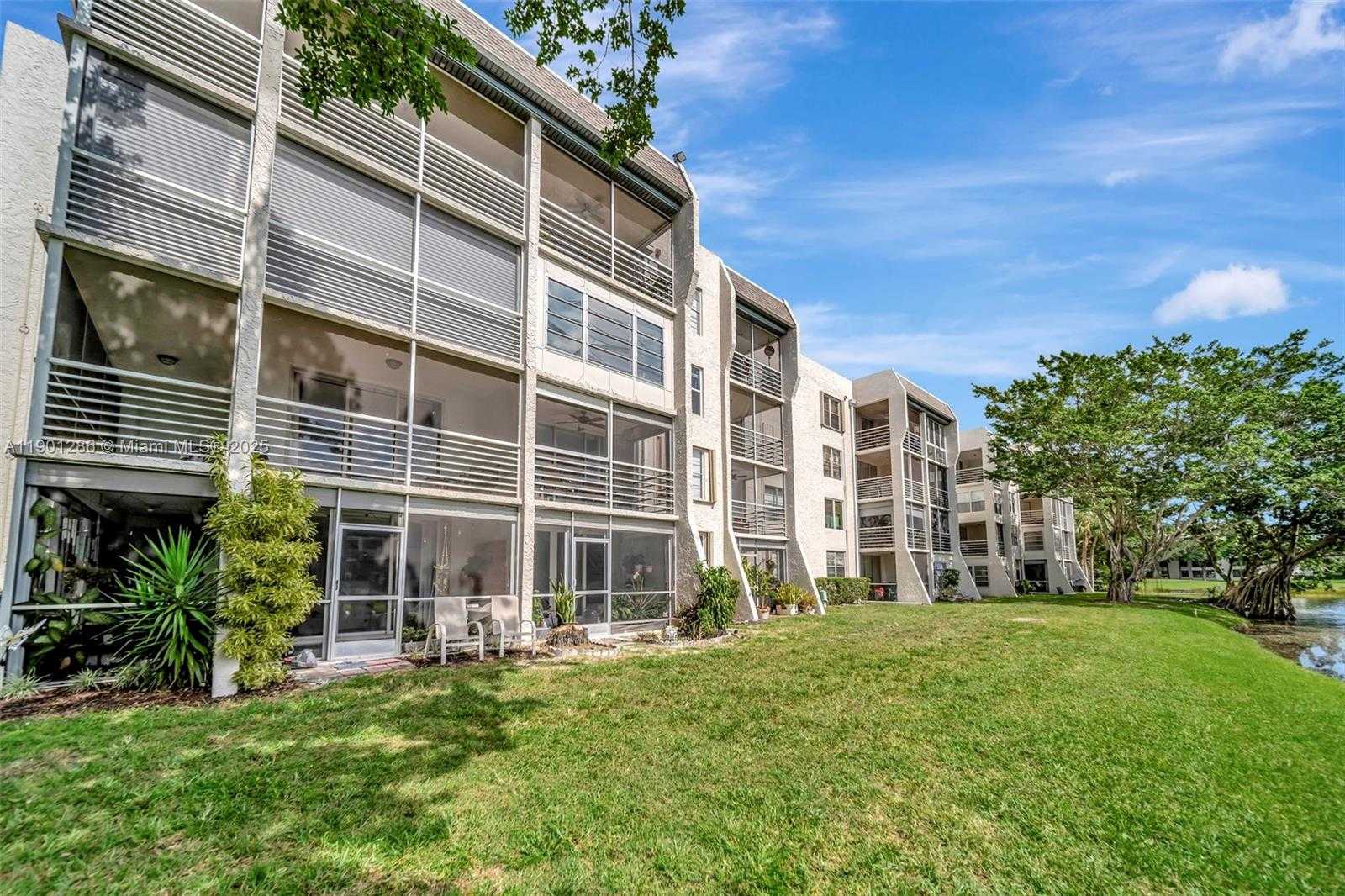 Small Image of 9230 LAGOON PL #309, Davie Number 34