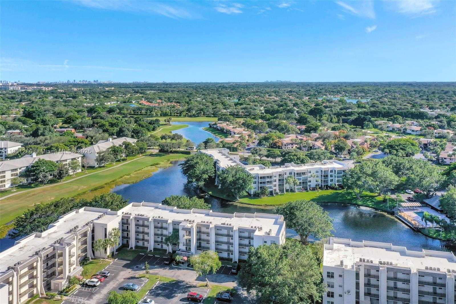 Small Image of 9230 LAGOON PL #309, Davie Number 37