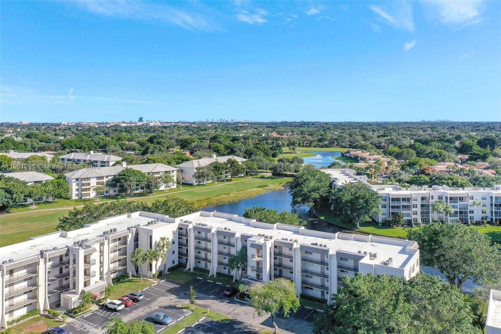 Small Image of 9230 LAGOON PL #309, Davie Number 38