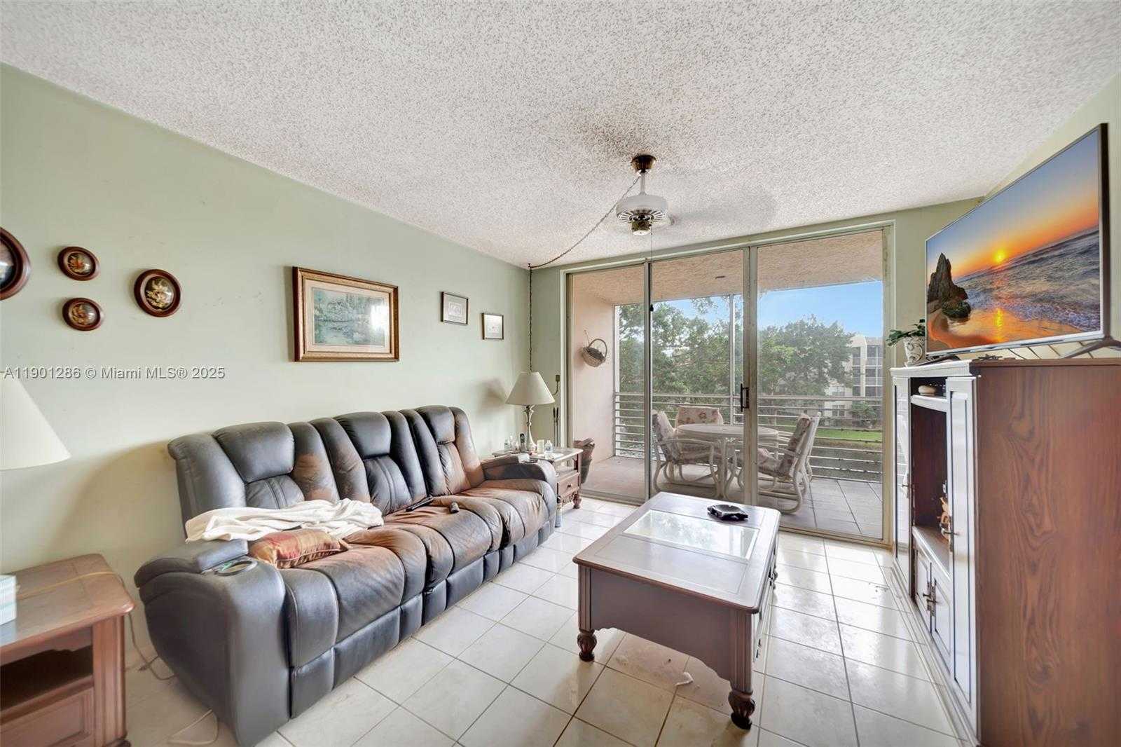 Small Image of 9230 LAGOON PL #309, Davie Number 5