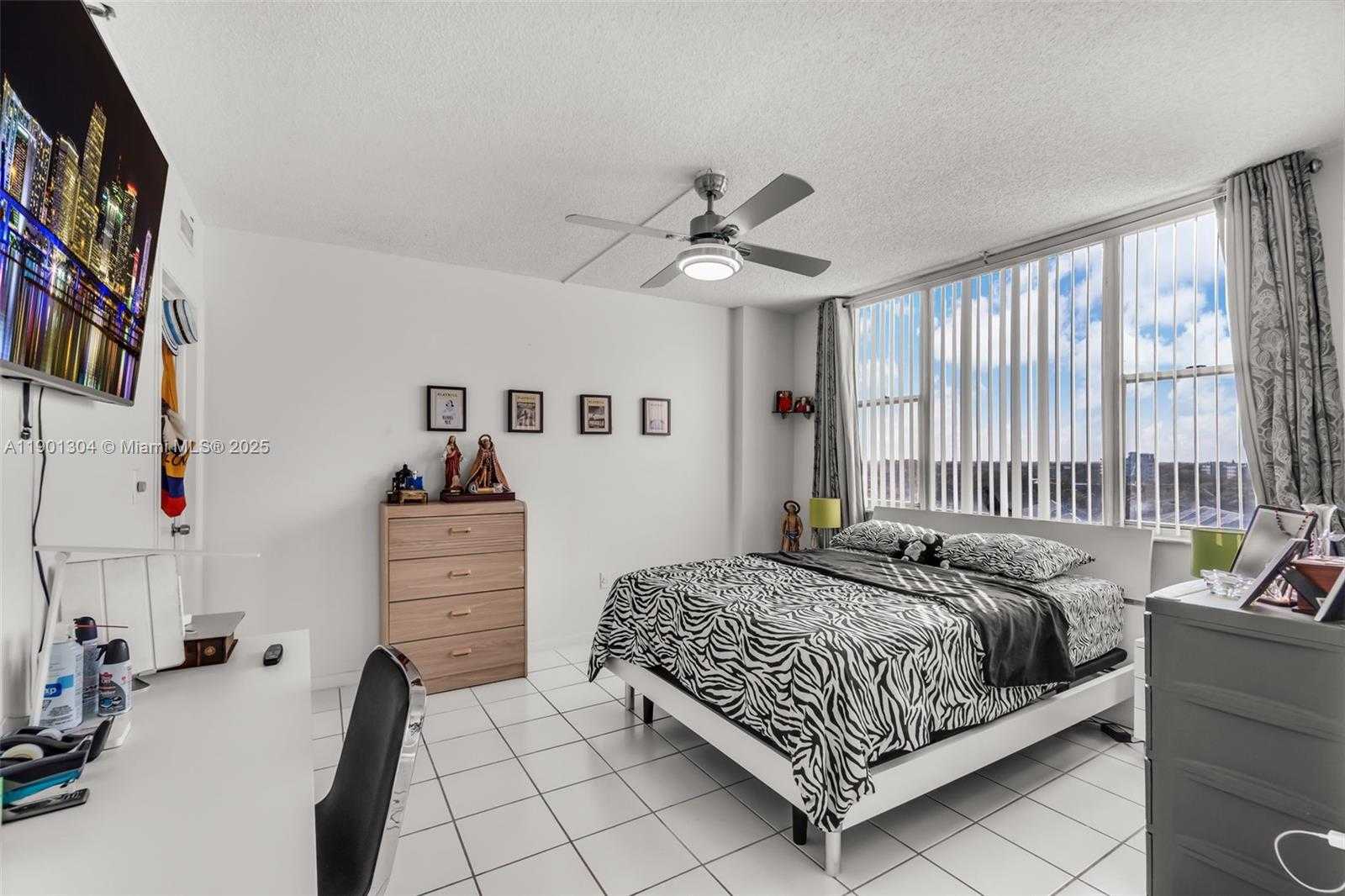 Small Image of 4001 HILLCREST DR #812, Hollywood Number 10