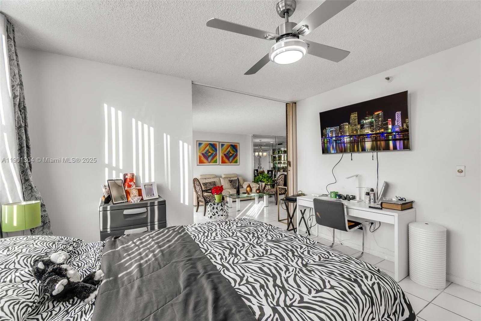 Small Image of 4001 HILLCREST DR #812, Hollywood Number 11