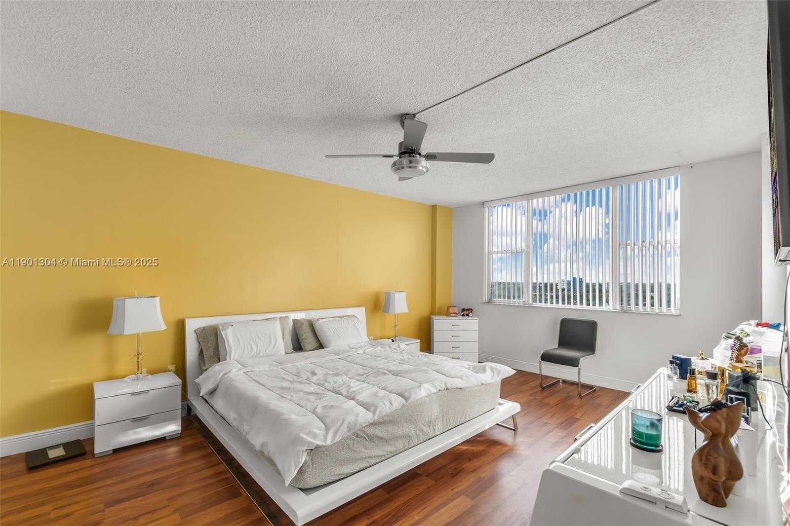 Small Image of 4001 HILLCREST DR #812, Hollywood Number 13