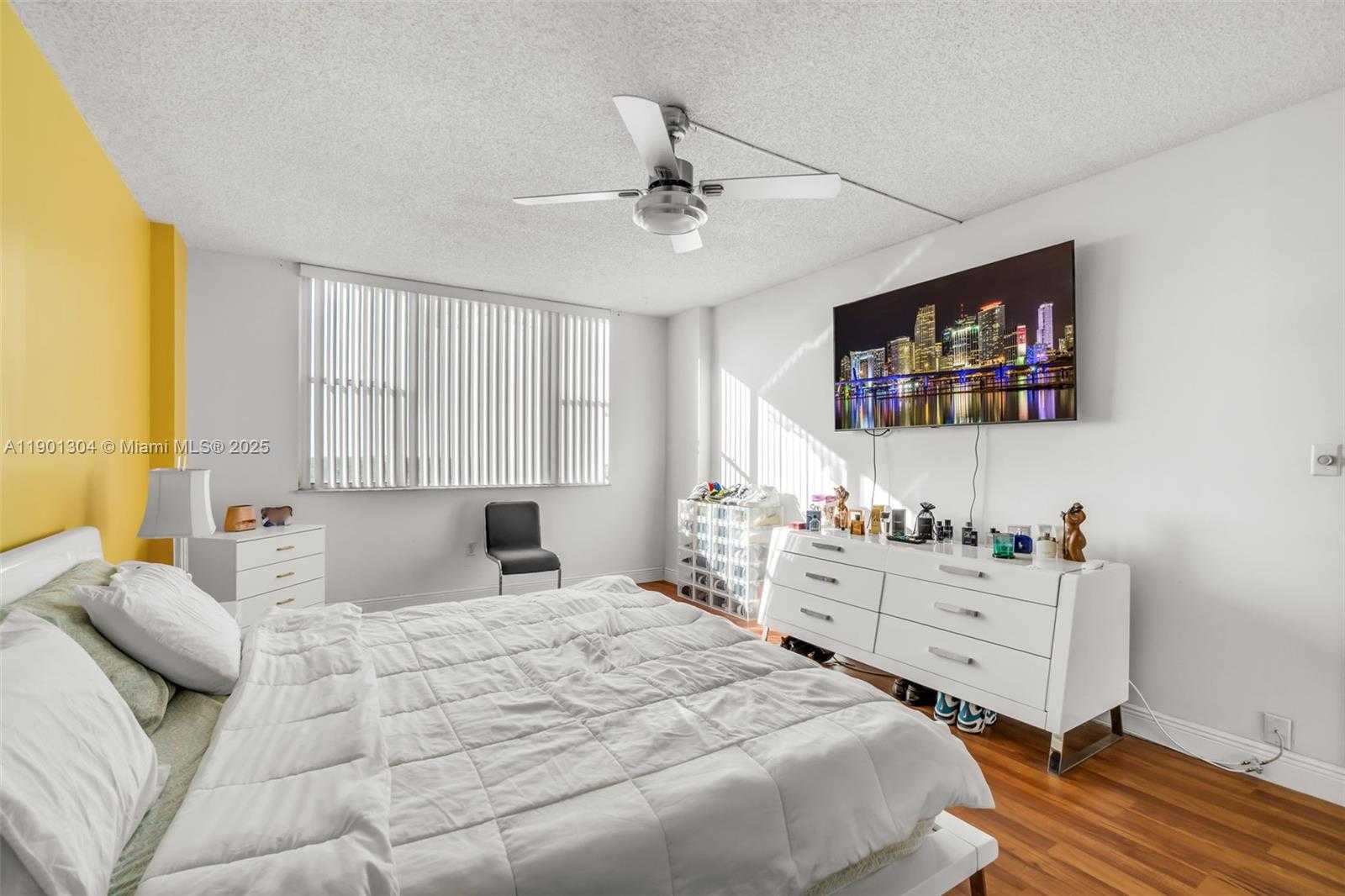 Small Image of 4001 HILLCREST DR #812, Hollywood Number 15